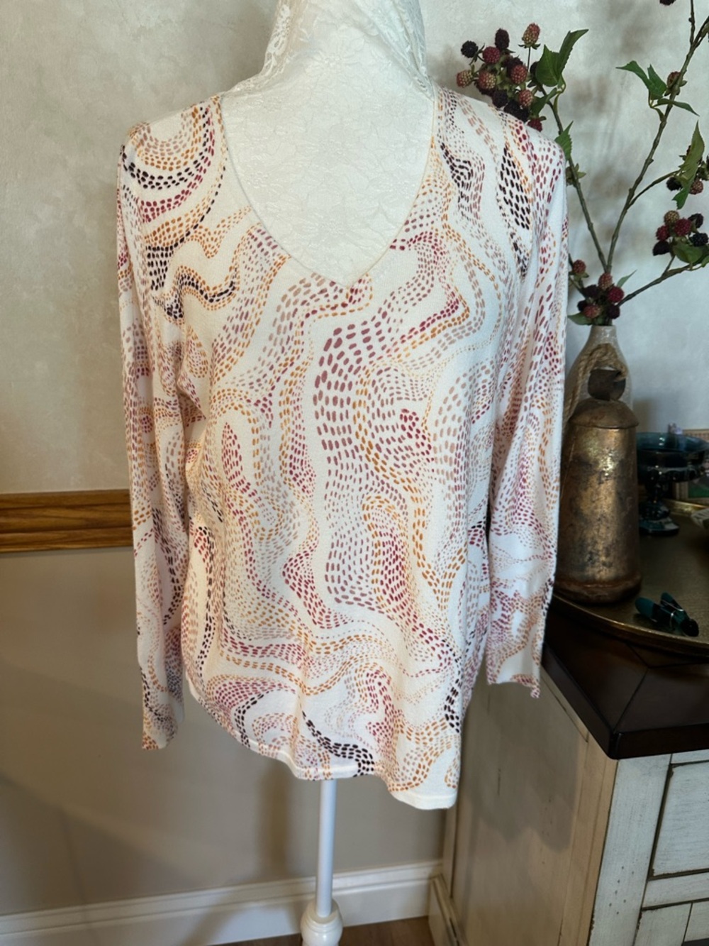Chico's Cream V-Neck Sweater with Pink and Gold Wave Print size 1 Med